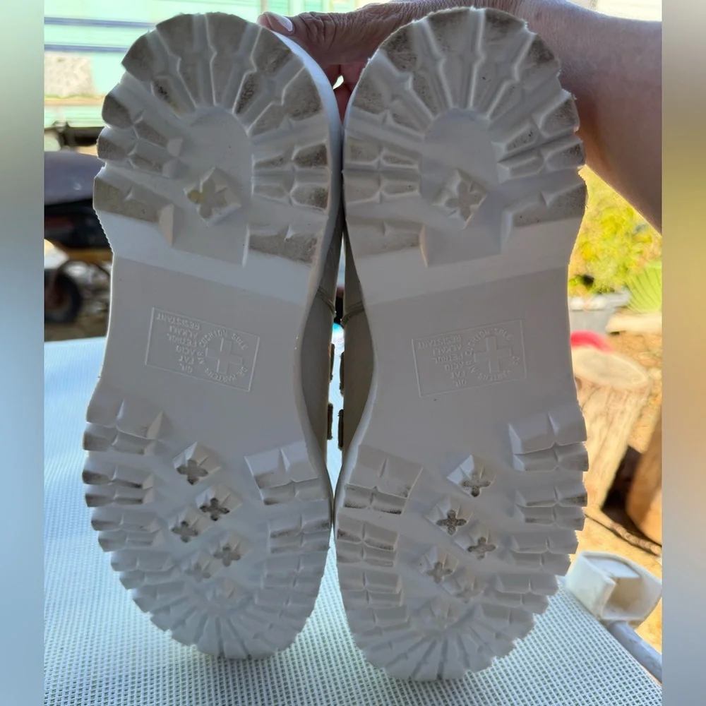 DR MARTENS FREYA WOMENS White Shoes Straps Size 10 L like new with defect